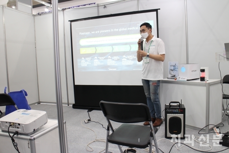 플라즈맵 임유봉 대표가 오늘(5일) 코엑스에서 열린 SIDEX 2021 참가업체 기술세미나 참석해 자사의 신제품 '액티링크'에 대해 설명하고 있다.