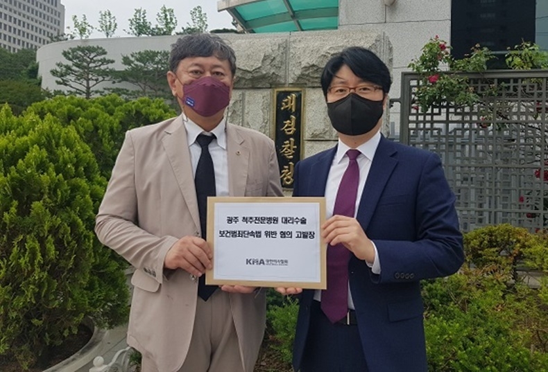 검찰 고발장 제출에는 이정근 상근부회장(좌)과 전성훈 법제이사가 나섰다.
