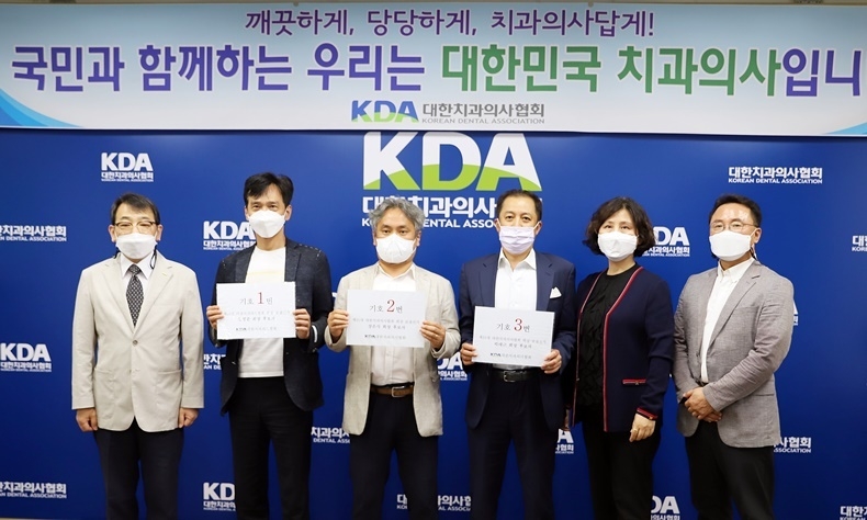 치협 선거관리위원회(위원장 김종훈, 사진 왼쪽)는 지난 14일 보궐선거 입후보자 등록을 마감하고, 곧바로 기호추첨을 진행했다. 기호추첨에는 입후보자 캠프 사무장이 참석했다.