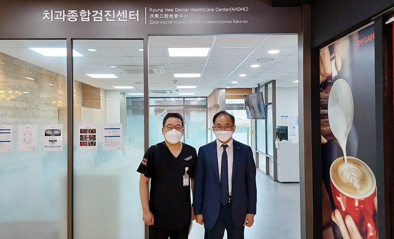 경희치대 치과종합검진센터를 방문한 장은식 후보가 김성훈 센터장과 함께 검진으로 치과계 규모를 키우는 방안에 대해 논의했다.