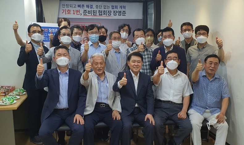 앞줄 왼쪽부터 김선용 회장, 김광식 고문(전 대한치과의사협회 부회장), 장영준 후보, 김진근 고문(전 경기도치과의사회 대의원총회 의장), 예의성 고문(전 대한치과의사협회 대의원총회 부의장).