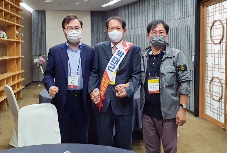 기호 3번 박태근 후보가 지난 4일 대구 EXCO에서 개최된 대구광역시치과의사회 주최 DIDEX 2021에서 회원들에게 지지를 호소하고, 현장에서 국민의힘 홍석준 의원과 치과계 현안에 대한 간담회를 갖기도 했다.