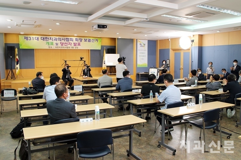 지난 13일 치과의회관 강당에서는 치협 회장 보궐선거 개표가 진행됐다. 이날 과반 득표자가 나오지 않아 기호 3번 박태근 후보와 기호 1번 장영준 후보(득표순)가 결선에서 맞붙게 됐다.