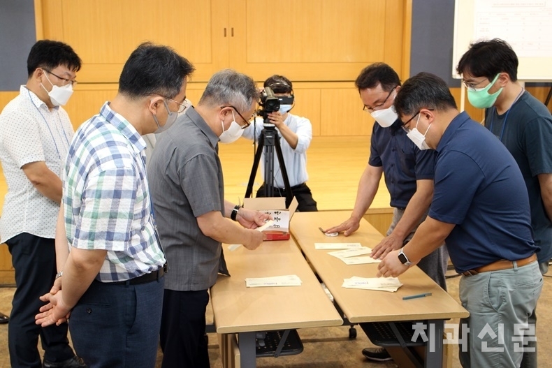 치협 선관위원들과 후보자 참관인들이 우편투표 결과를 확인하고 있다.