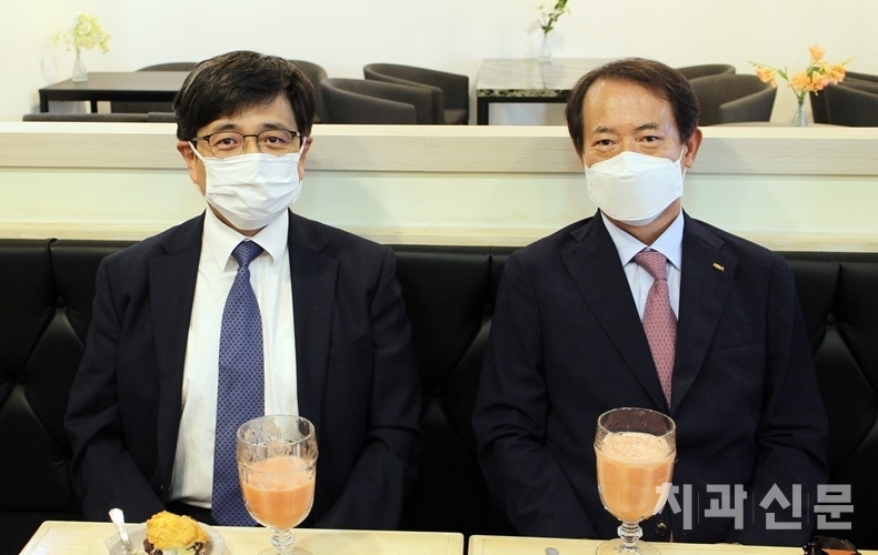 치협 박태근 회장(사진 우)과 서울지부 김민겸 회장(사진 좌)이 헌재 앞 일인 시위를 마치고 기자단과 간담회를 가졌다.