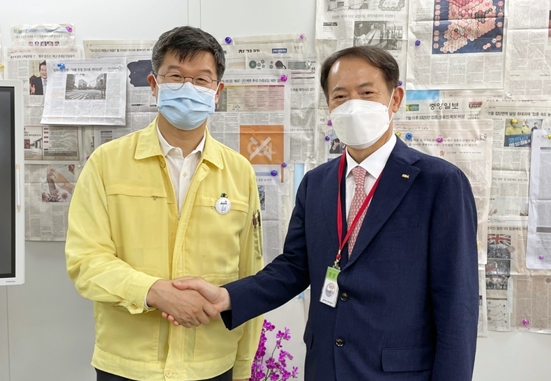 치협 박태근 회장(사진 우)이 복지부 이기일 보건의료정책실장(사진 좌)를 만나 치과계 현안에 대해 논의하고 정책 협조를 요청했다.