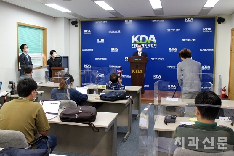 지난달 31일 치과의사회관 브리핑룸에서 진행된 박태근 회장의 전문지 기자간담회