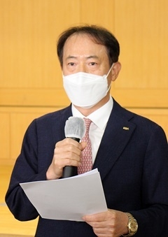 대회원 메시지를 발표하고 있는 박태근 회장