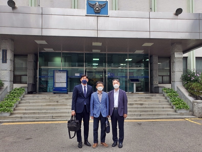 (왼쪽부터) 법무법인 오킴스의 김용범 변호사, 대한양악수술학회 백운봉 회장, 대한구강악안면외과학회 이부규 총무이사가 지난달 31일 서울 중부경찰서에서 이뤄진 고소보충조사에 참석했다. 