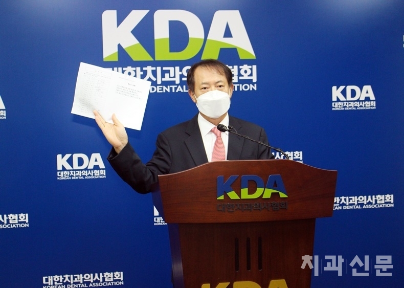 치협 박태근 회장이 지난 14일 임시이사회에서 31대 집행부에서 유임한 임원들이 신임 임원 선임을 회장단 회의에 일임하겠다고 서명한 서약서를 기자단에 확인시키고 있다.