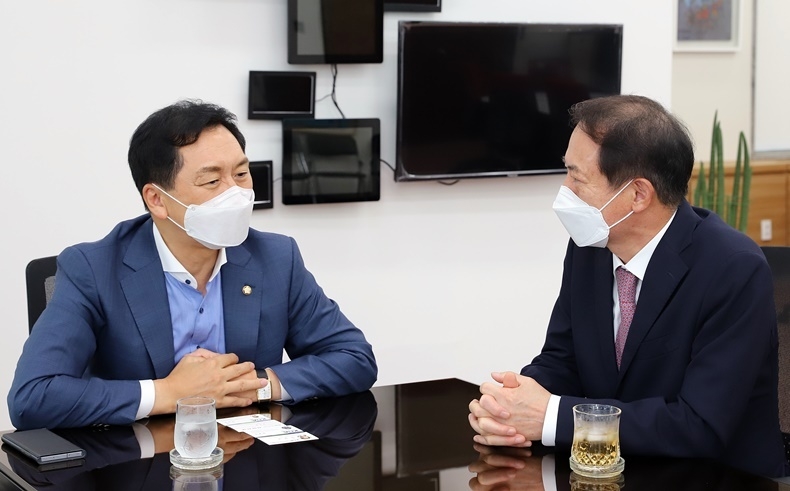 국민의힘 김기현 원내대표(사진 좌)와 면담하고 있는 치협 박태근 회장(사진 우)