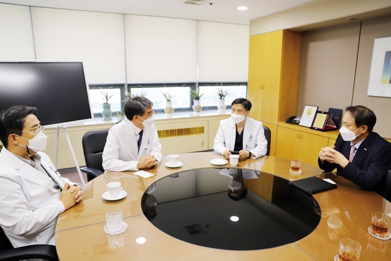 전국 치대를 순회하며 교육현장의 목소리를 청취하고 있는 박태근 회장이 지난 14일 연세대치과병원을 방문해 심준성 원장 등과 환담을 나누고 있다.