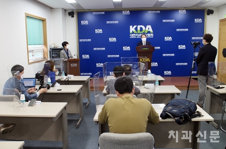 지난 12일 치과의사회관 브리핑룸에서 기자간담회를 진행하고 있는 박태근 회장