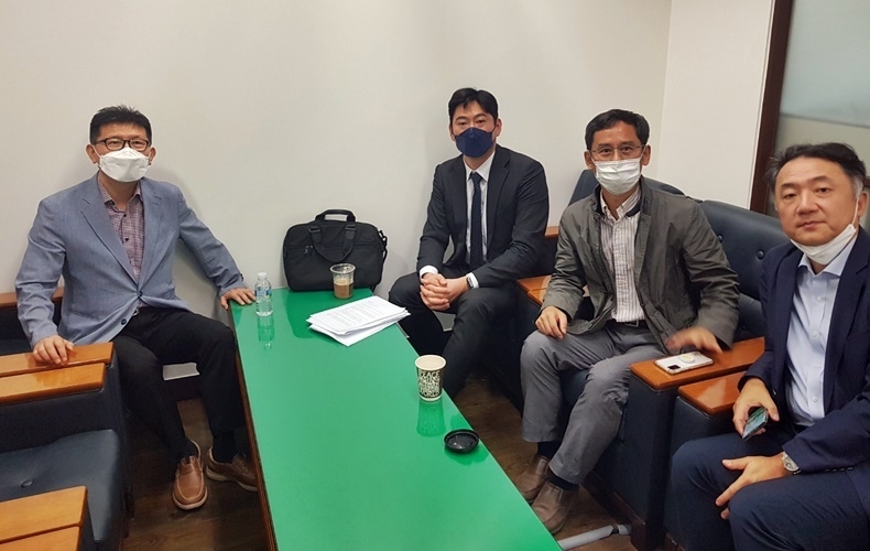 지난달 7일 프레스센터에서 열린 언론중재위원회 조정회의에 참석한 구강외과 4개 단체 관계자들. (왼쪽부터 시계방향으로) 대한양악수술학회 백운봉 회장, 법무법인 오킴스 김용범 변호사, 대한악안면성형재건외과학회 고승오 회장, 대한구강악안면외과학회 이부규 총무이사.