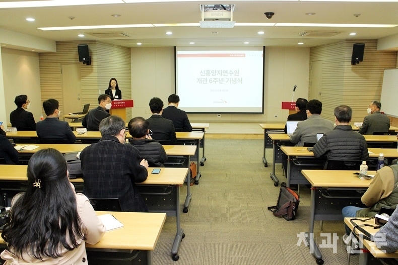11월부터 단계적 일상 회복인 위드 코로나로 접어들면서 신흥양지연수원도 6주년 개관식 이후 치과계 교육 플랫폼으로서의 역할을 충실히 할 것으로 기대된다.
