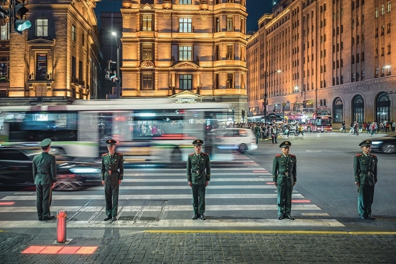 Stay _ 2019/ Shanghai, China<br>
자유로워 보이는 화려함 뒤, 규율과 엄격함이 공존하는 상하이를 표현하고자 발맞춰 서 있는 정지된 군인들의 뒤로 흘러가는 도시 야경을 느린 셔터 스피드로 담아냈다.