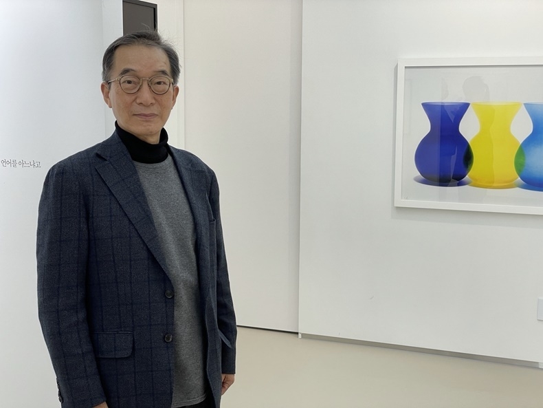 지난 11월 20일 '무늬와공간' 갤러리 개막전을 개최한 임창준 원장.