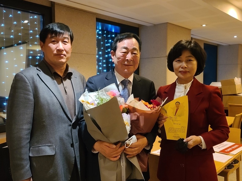 경치인상을 수상한 임종성 동문(가운데)이 시상 후 포즈를 취하고 있다. 