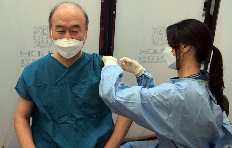 서울대병원 구영 원장이 코로나19 백신 추가접종을 맞고 있다.