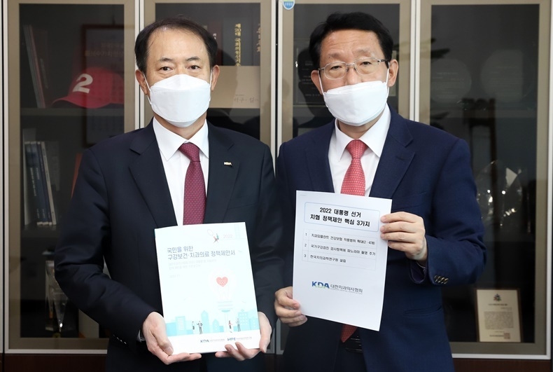 치협 박태근 회장이 국민의힘 김상훈 의원(사진 우)을 만나 내년 대선을 앞두고 치과계 핵심 정책을 공약에 반영해줄 것 등을 촉구했다.
