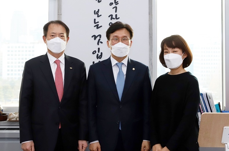사진 왼쪽부터 치협 박태근 회장, 국회 보건복지위원회 김민석 위원장, 치협 국립치의학연구원설립추진특별위원회 신은섭 위원장.