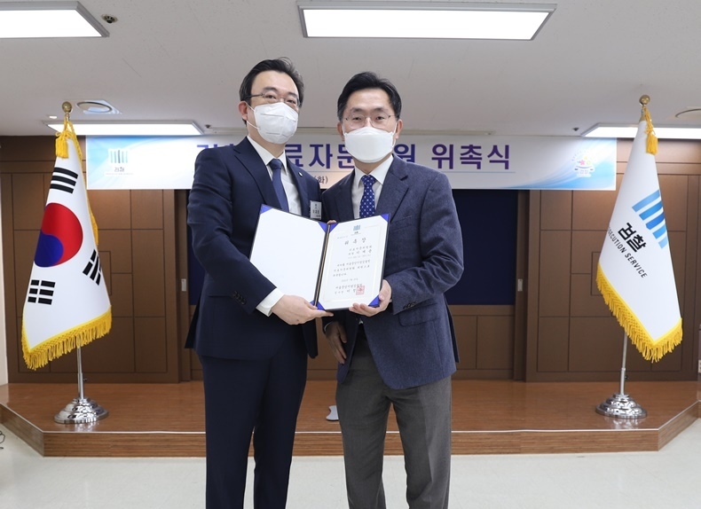 서울시치과의사회 이재용 공보이사(사진 좌)가 위촉장을 전달받고 있다.