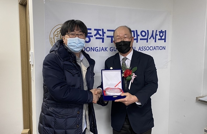 서울시치과의사회 회장 표창패는 최경희 회원과 이경수 회원에게, 동작구청장 표창패는 장계표 부회장에게 돌아갔다. 현석주 회장(사진 오른쪽)이 표창패를 전달하고 있다.