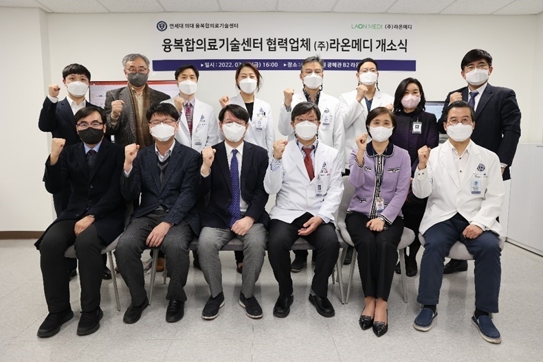 (앞줄 왼쪽부터) 연세대 공대 이준상 교수, 융복합의료기술센터 윤인식 부소장, 라온피플 이석중 대표, 의과대학 유대현 학장, 간호대학 오의금 학장, 융복합의료기술센터 김동준 소장 등 임직원이 개소식에 참석해 기념촬영을 하고있다. 