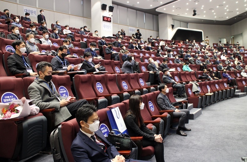 오미크론 확산으로 현장 참석이 저조할 것이라는 전망이 있었으나, 130명의 대의원이 총회장을 찾아 이 같은 우려를 불식시켰다.