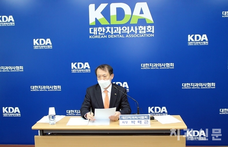 대한치과의사협회 박태근 회장이 지난 29일 전문지 기자간담회에서 전문가 신속항원검사 치과의사 참여 여부에 대해 답변하고 있다.