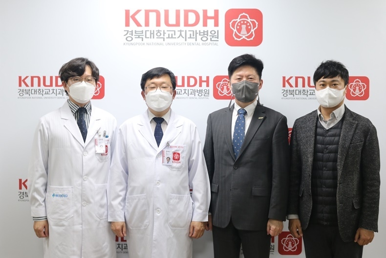 (좌 측부터) 김호진 교수, 권대근 병원장, 김병일 대표, 서진우 연구소장