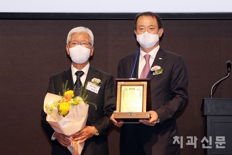 협회대상 학술상은 민병무 서울치대 명예교수(사진 왼쪽)에게 돌아갔다.