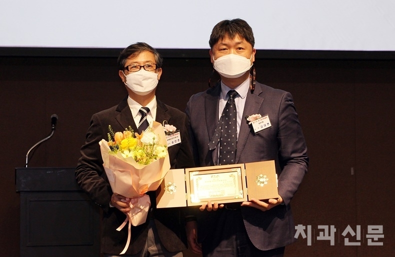 윤광열치과의료봉사상을 수상한 송민호 회원(사진 왼쪽)