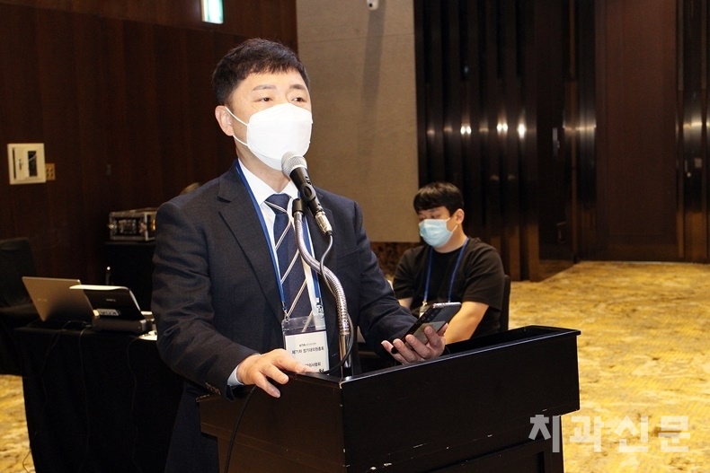 치협 비급여대책위원회 신인철 위원장이 비급여 공개 및 보고에 대한 치협 입장을 대의원들에게 설명하고 있다.