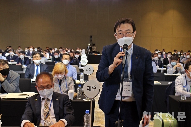 서울지부 이재용 대의원이 발언을 하고 있다. 