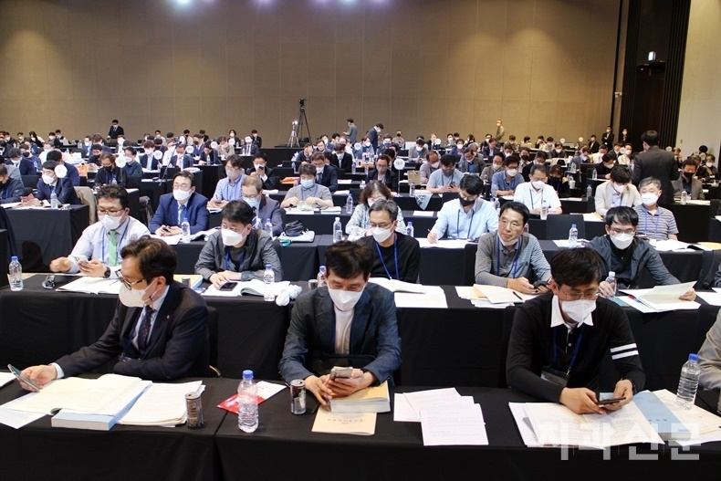 대의원들이 전자투료에 임하고 있다. 