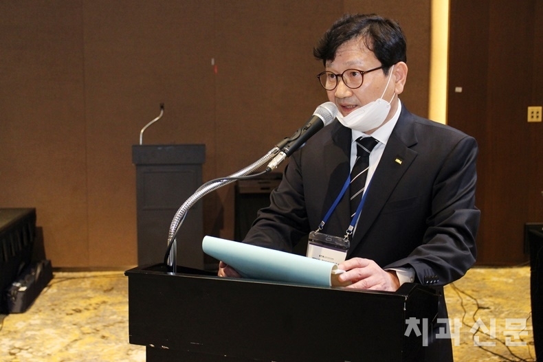 치협 윤정태 재무이사가 협회비 인하에 대한 답변을 하고 있다.