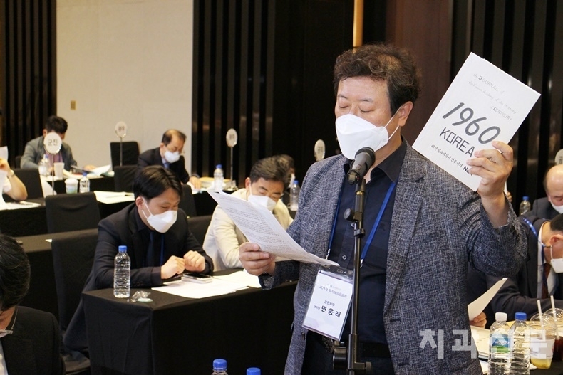 총회에서 강원지부 변웅래 대의원이 치협 창립연도로 1925년을 주장하고 있다.