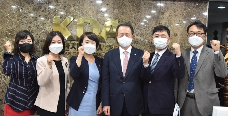 좌측부터 간무협 원윤희 사무총장, 오순임 부회장, 곽지연 회장, 치협 박태근 협회장, 신인철 부회장, 오철 치무이사
