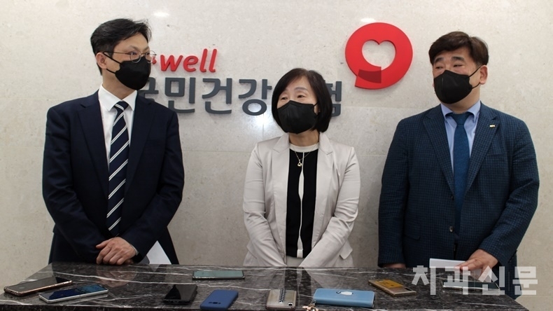 치협 수가협상단이 브리핑을 하고 있다. 좌로부터 서울지부 노형길 총무이사, 치협 김수진-김성훈 보험이사.