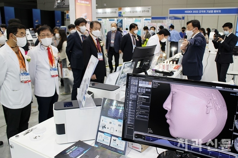 HODEX 테이프커팅식 이후 내외빈이 전시장을 둘러보고 있다.