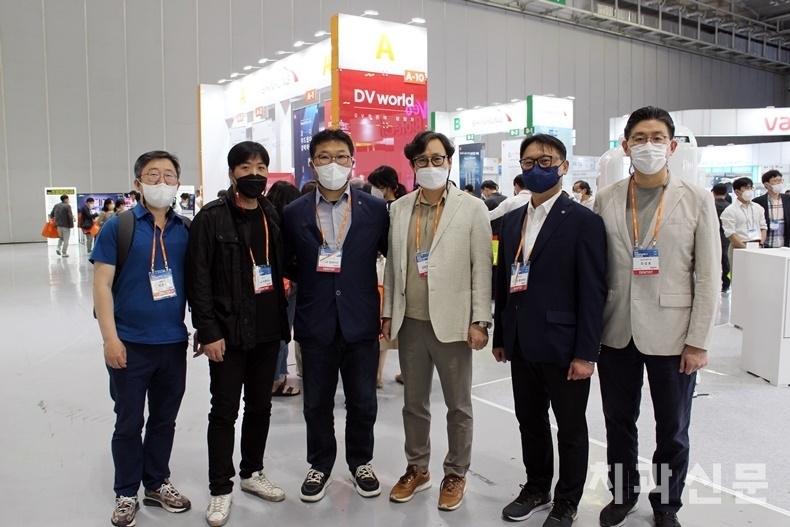 SIDEX를 2주 앞둔 서울시치과의사회 임원들도 HODEX 현장을 찾았다.