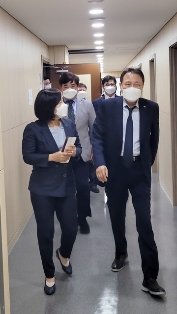 자정을 넘긴 0시 45분경 4차 협상을 마친 치협 수가협상단