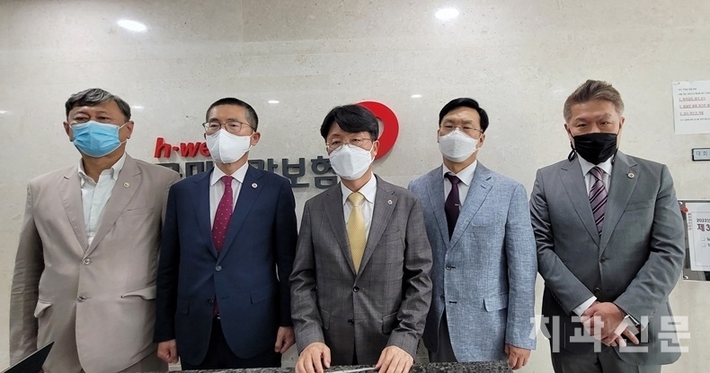 대한의사협회 이필수 회장과 수가협상단 김동석 단장 등 협상단이 결렬을 선언했다. 