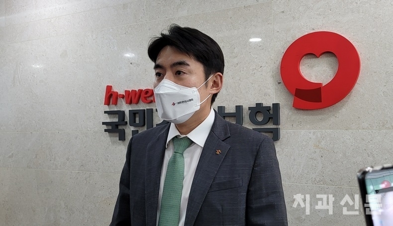 대한한의사협회 수가협상단 이진호 단장이 협상 결렬을 선언하고 있다. 
