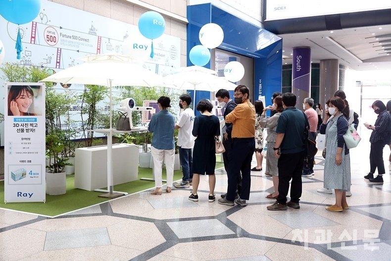 코엑스 1층에 설치된 레이 팝업 스토어에는 일반인도 줄을 서 체험하고 있다.