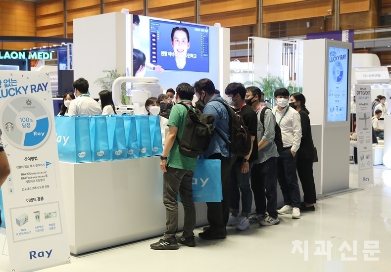 레이 부스에는 전시 참관객들의 발길이 끊이지 않았다.