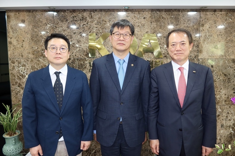 사진 왼쪽부터 치협 진승욱 정책이사, 복지부 이기일 2차관, 치협 박태근 회장.