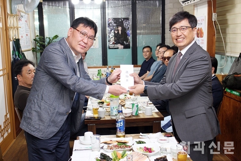 서울시치과의사회 김민겸 회장(사진 우)이 강북구치과의사회 박수배 회장(사진 좌)에게 격려금을 전달하고 있다.