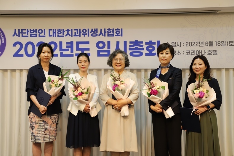 황윤숙 회장 당선인(가운데)과 (왼쪽부터) 한지형 부회장, 박진희 부회장, 박정란 부회장, 박정이 부회장.